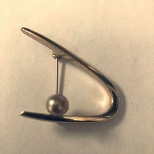 Vintage gold tone brooch